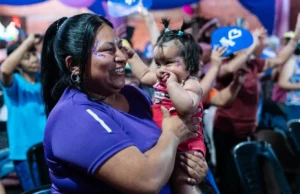 La Municipalidad organiza festejos por el día de la madre en Bº El Pilar, Mosconi y Castañares. FOTOS