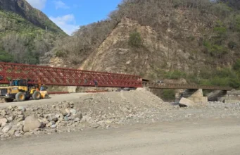 Sáenz anunció que la Provincia continúa el montaje del puente Bailey de Los Toldos. FOTOS
