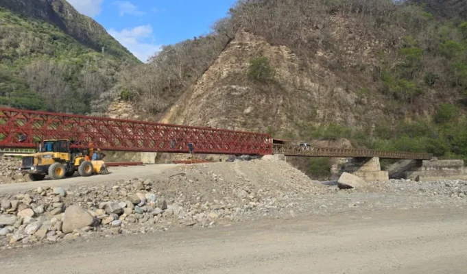 Sáenz anunció que la Provincia continúa el montaje del puente Bailey de Los Toldos. FOTOS