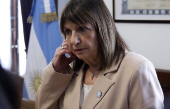 Encuesta: imagen de Bullrich cae 7 puntos en medio de la pelea con los Milei