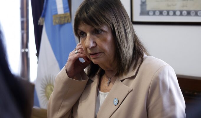 Encuesta: imagen de Bullrich cae 7 puntos en medio de la pelea con los Milei