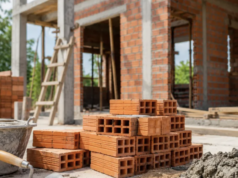 La industria y la construcción, a pesar de un leve repunte, volvieron a caer en agosto