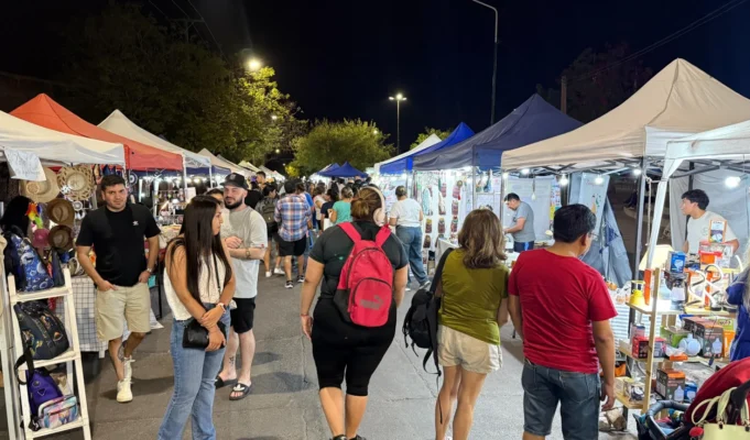Emprendedores y propuestas holísticas llegan a Plaza España con feria temática. BANNER/FOTOS