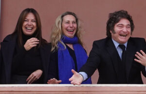 Javier Milei no saludó a Lula por su triunfo pero salió a “farmear aura” al balcón de la Casa Rosada
