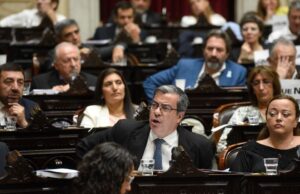 PJ define estrategia para arrinconar a Javier Milei por la fuga de Flávio Bolsonaro