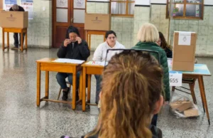 Encuesta a un año de las elecciones: los indecisos son la tercera fuerza política