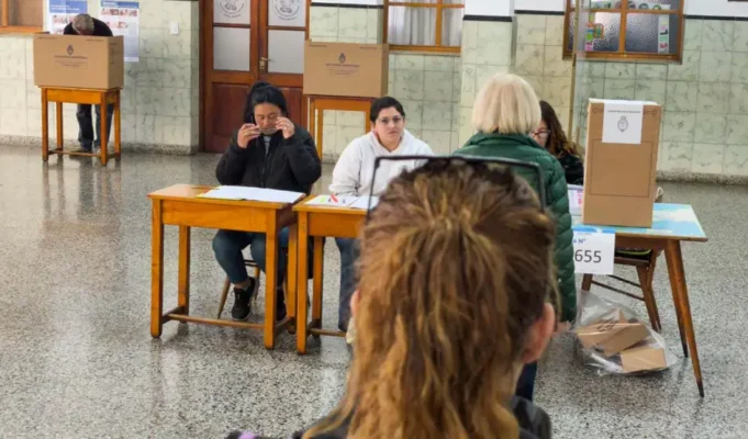 Encuesta a un año de las elecciones: los indecisos son la tercera fuerza política