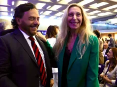 Igual que en Casablanca, Karina y Gustavo «siempre tendrán París»… – Por: Daniel Salmoral
