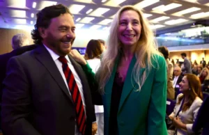 Igual que en Casablanca, Karina y Gustavo «siempre tendrán París»… – Por: Daniel Salmoral