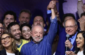 Lula da Silva ganó un histórico balotaje a Flávio Bolsonaro y asumirá un cuarto mandato en Brasil