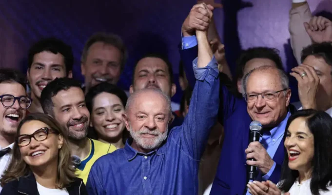 Lula da Silva ganó un histórico balotaje a Flávio Bolsonaro y asumirá un cuarto mandato en Brasil