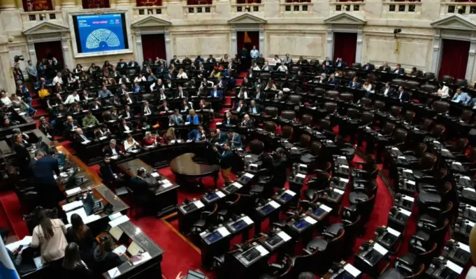 El Gobierno logró que la oposición no alcance el quorum y dejó en pie el DNU 70