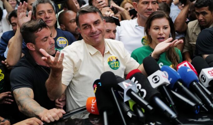 Elecciones en Brasil: Flavio Bolsonaro superó a Lula da Silva por poco menos de 2 puntos y habrá balotaje